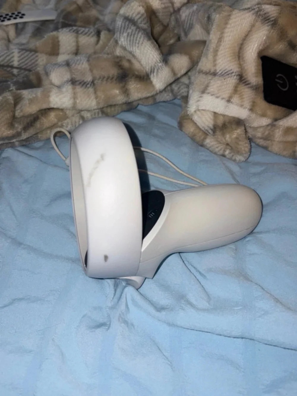 Oculus White Standalone VR Headset with White Controllers